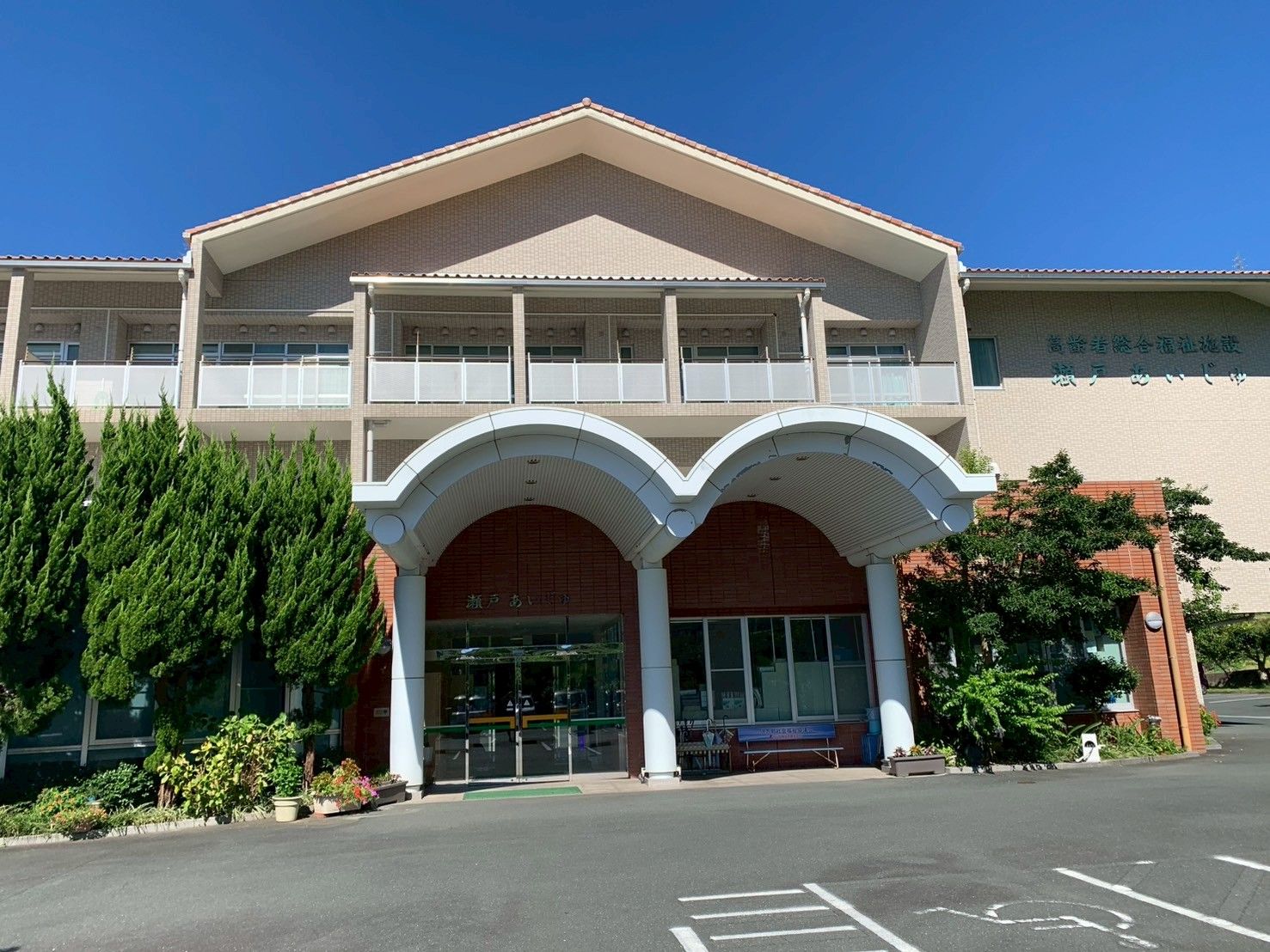 緑に囲まれた建物の外観