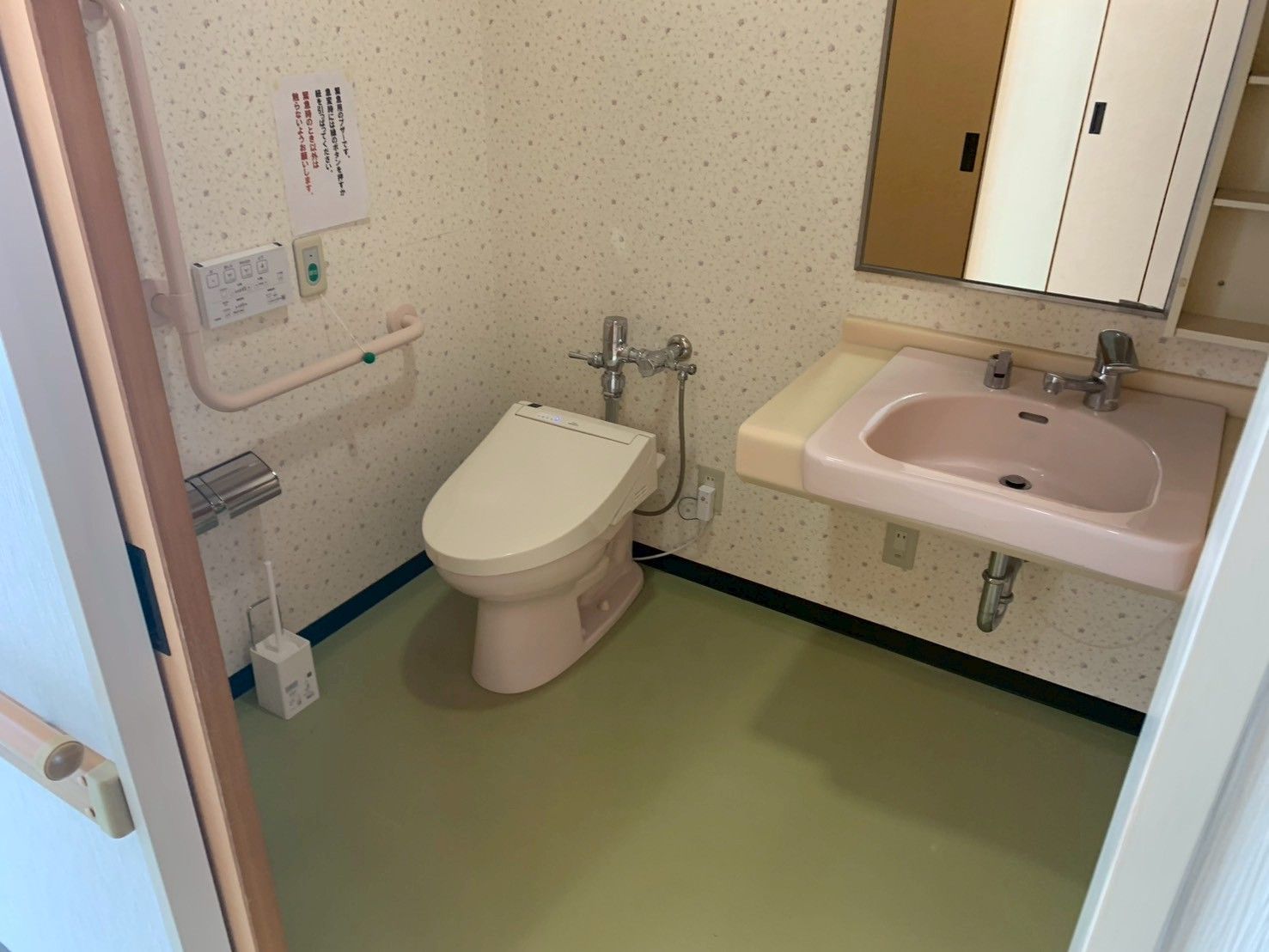 手すり付きのトイレ