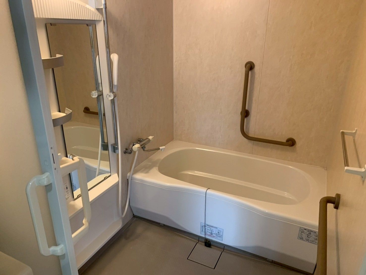 手すり付きの浴室