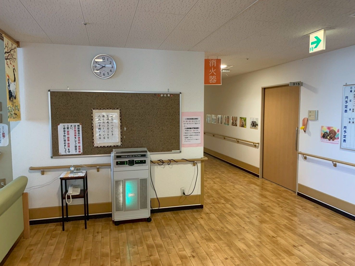 廊下の掲示板と空気清浄機