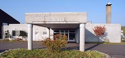 明るい入口の建物正面