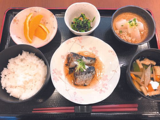 食事をしている高齢者夫婦の様子。品数のそろった食事を食べている写真