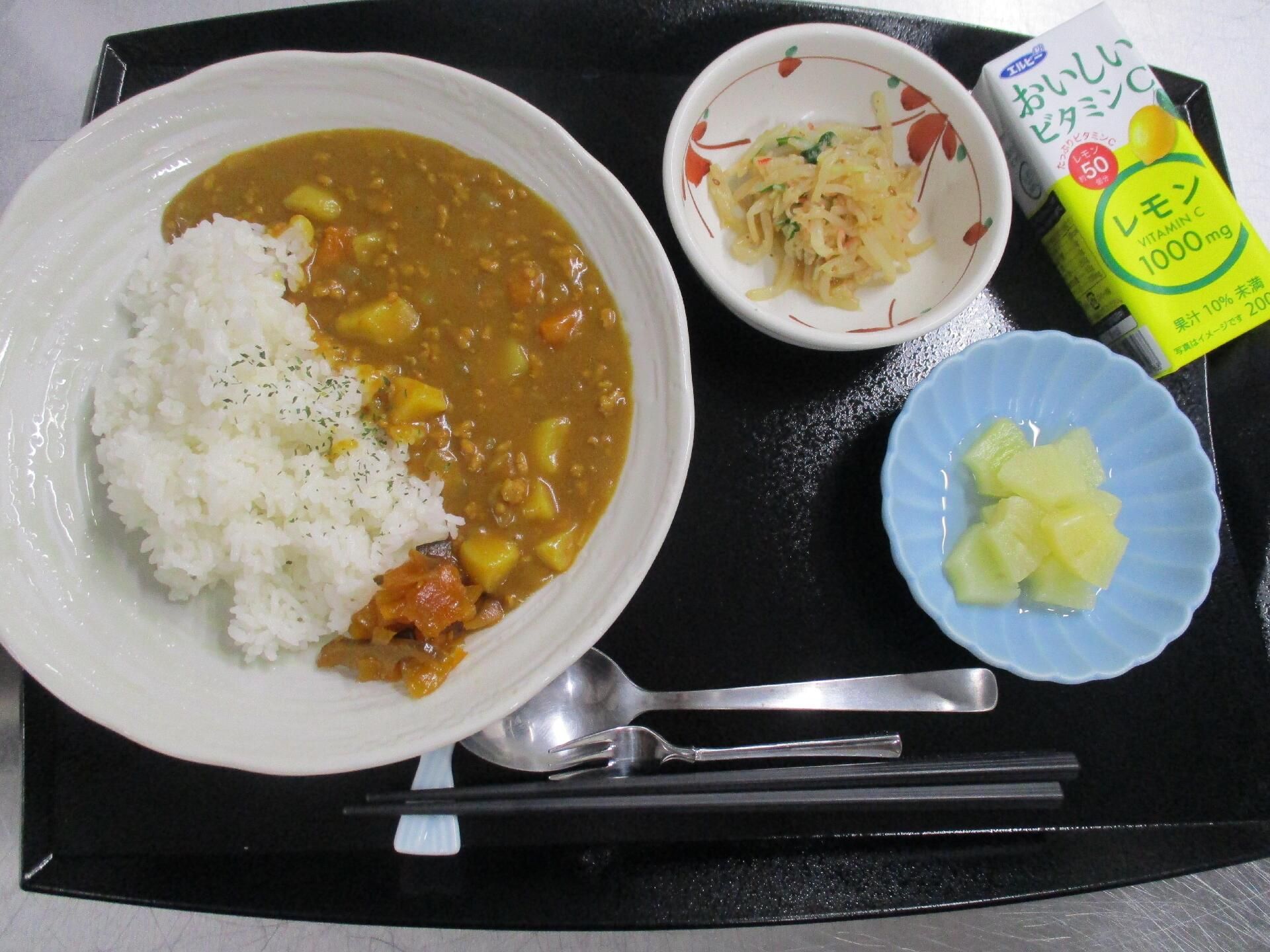 カレーライスと、もやしのナムル、パインのデザートとレモンジュース