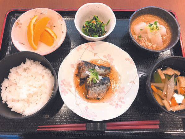 煮魚とほうれん草の和え物、ご飯とスープ、デザートのカットオレンジ