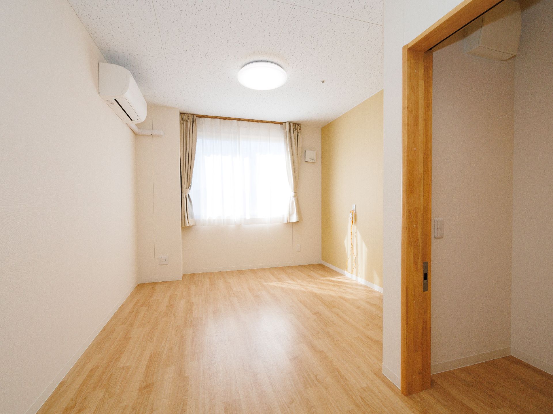 大きな窓が設置されている居室