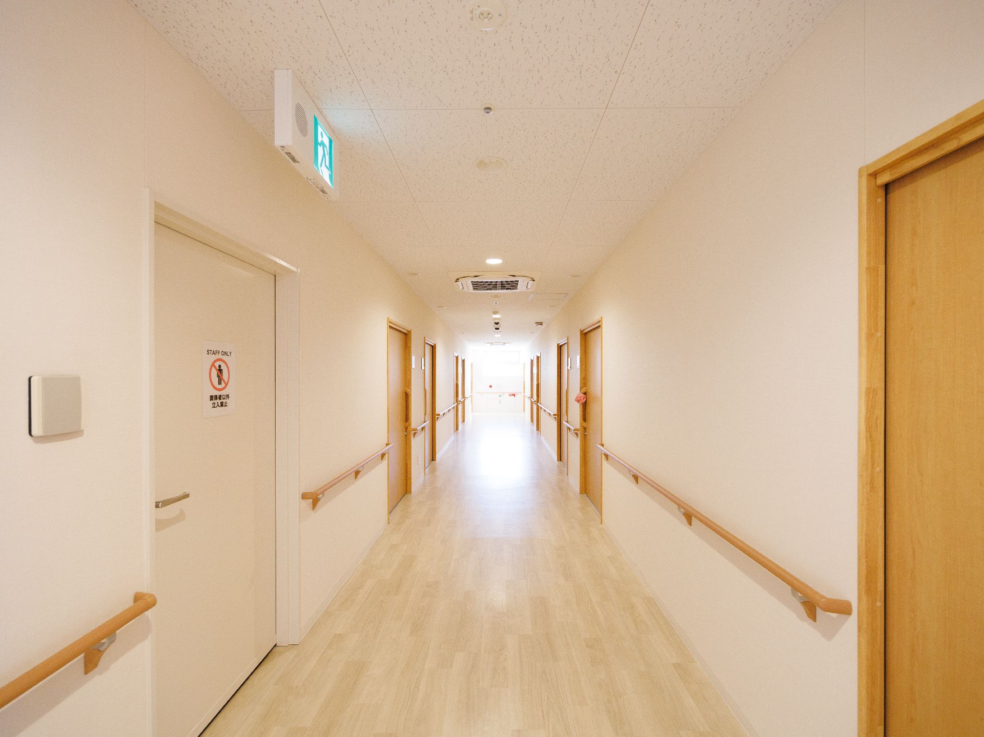 手すりが設置されている廊下