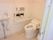 手すりがついが施設のトイレの様子。緊急コールがついているトイレの写真