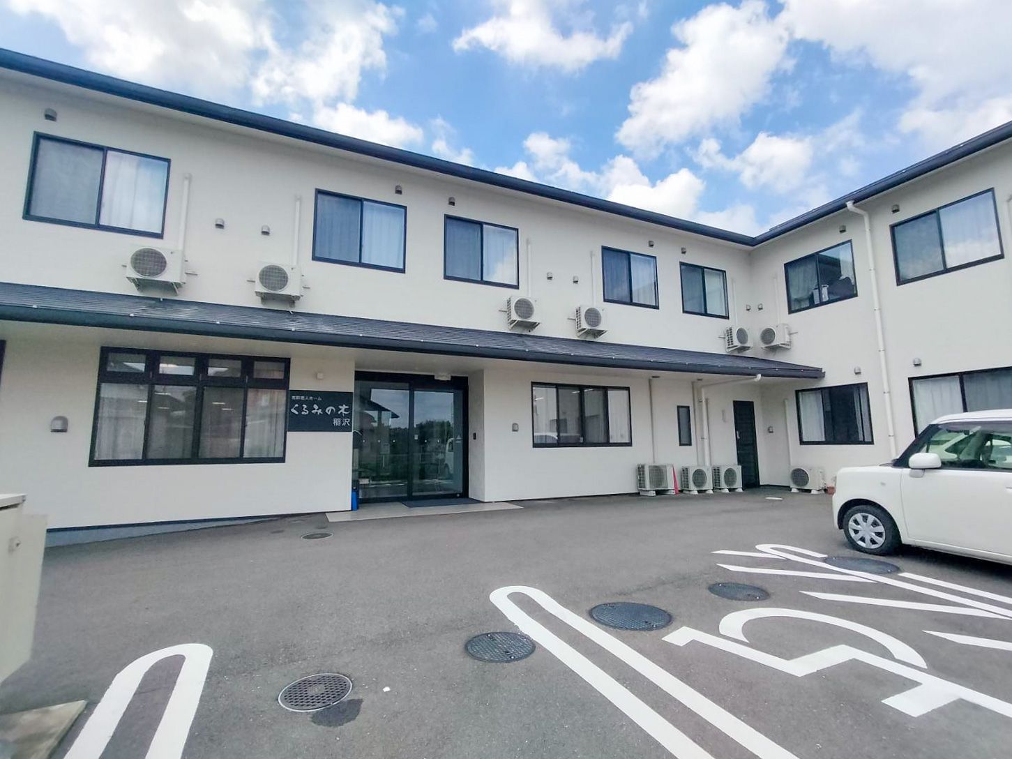 白を基調とした施設外観