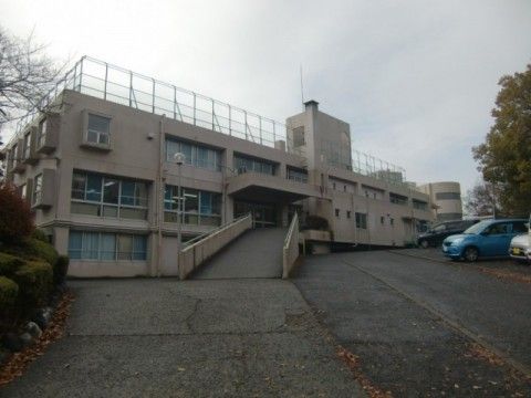 広い建物の外観
