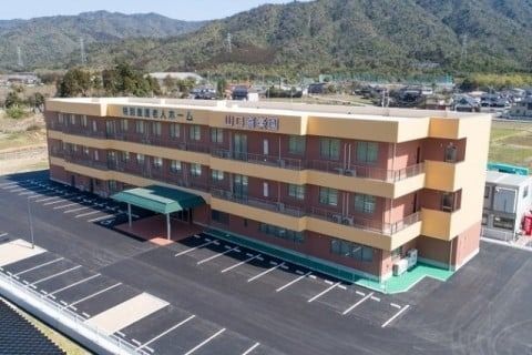 山に囲まれた建物外観