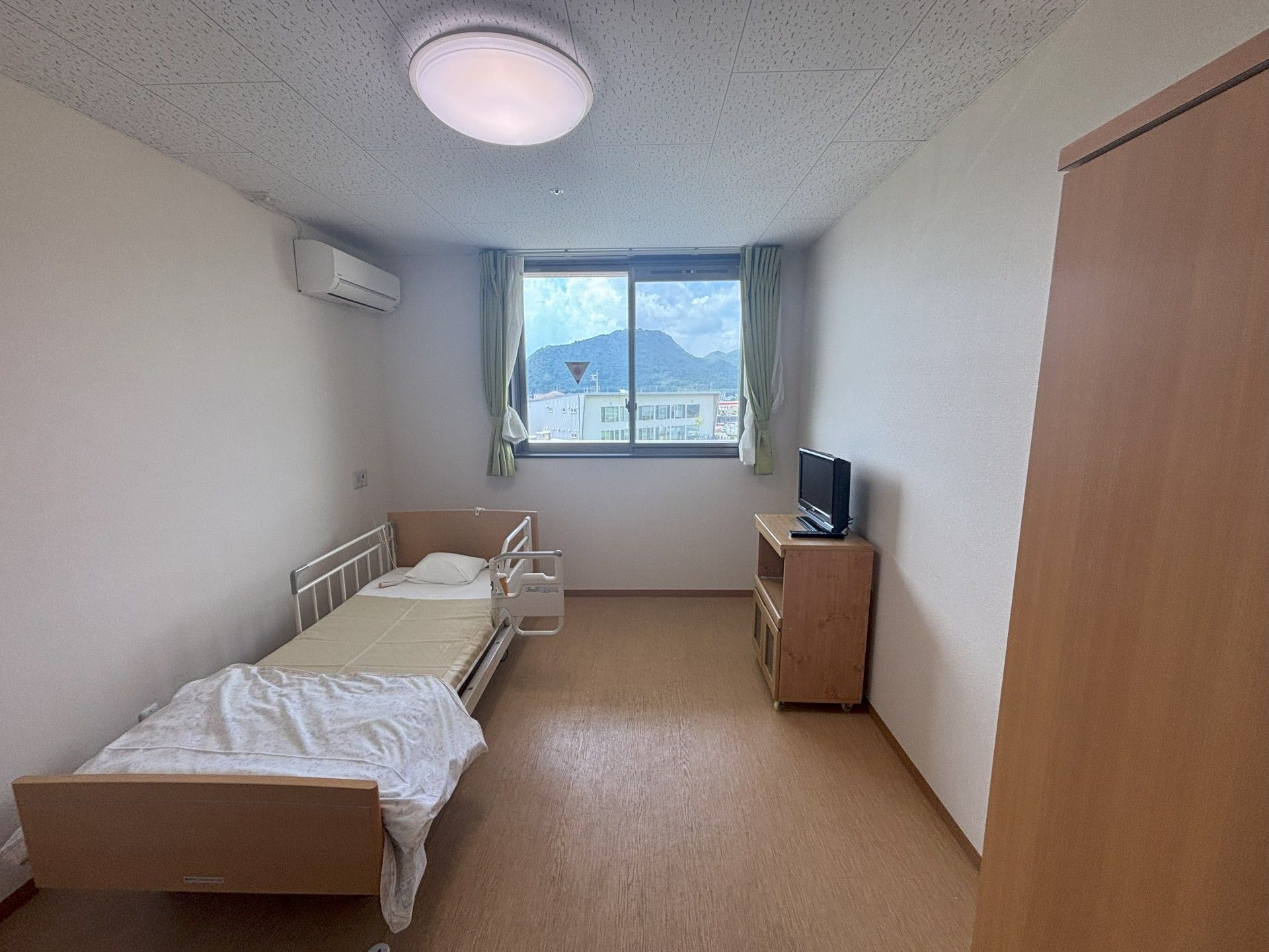 窓際のベッドと家具