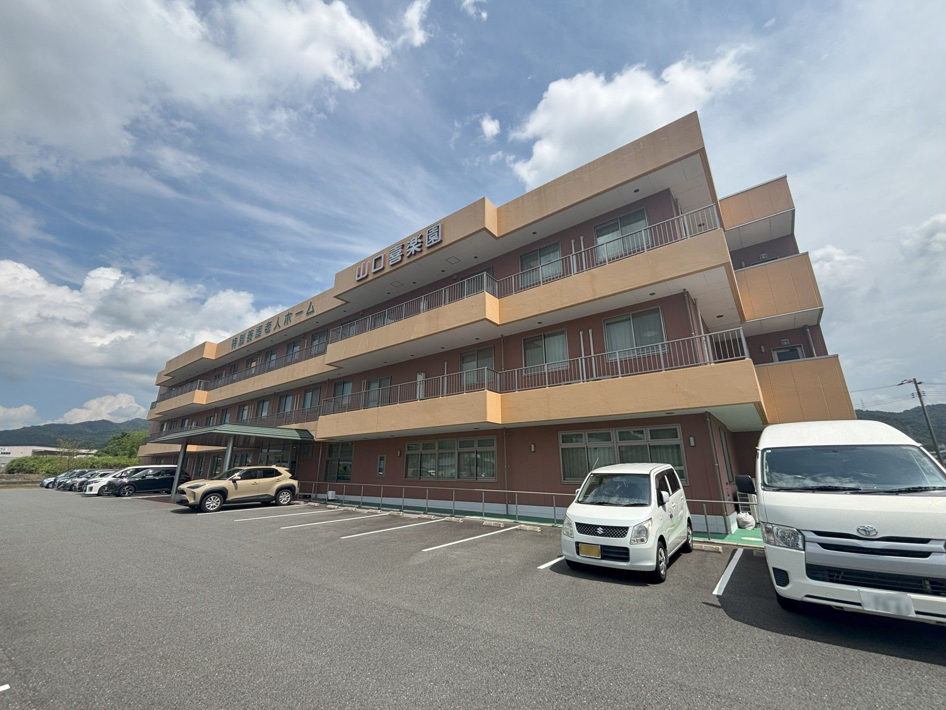 広い駐車場のある建物