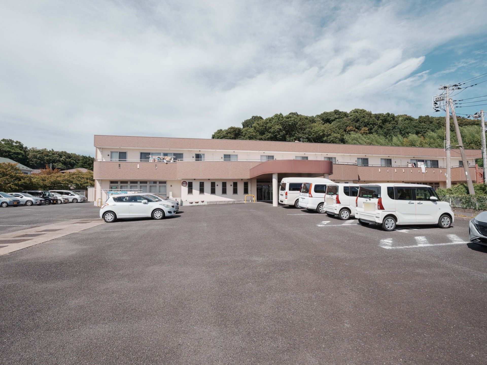 広い駐車場の建物