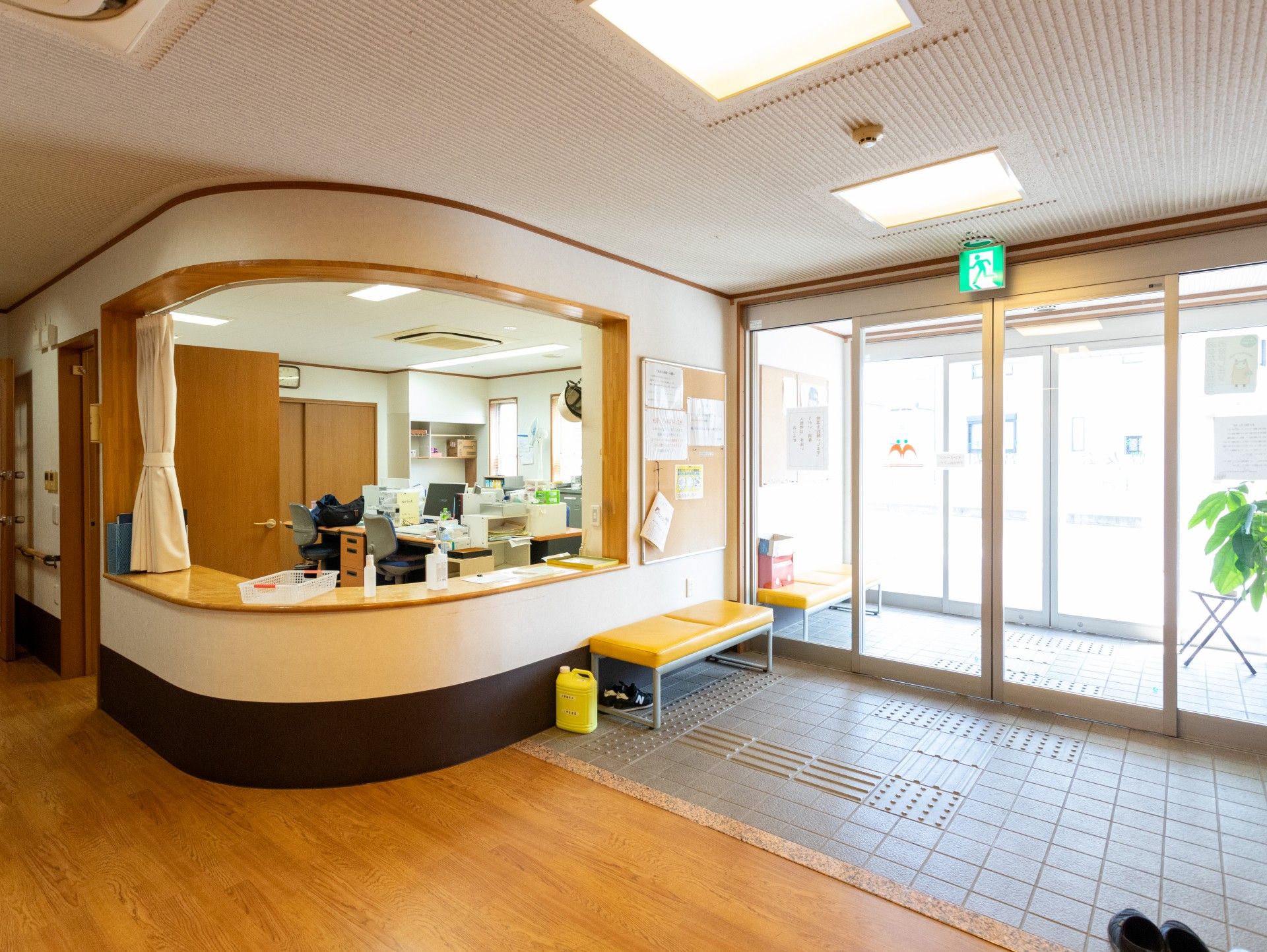 受付と出入口の様子