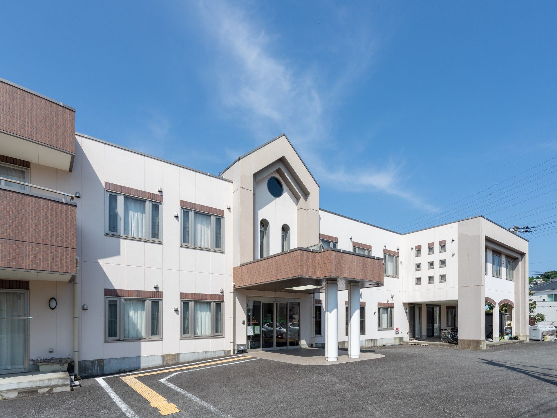 青空の下の建物外観