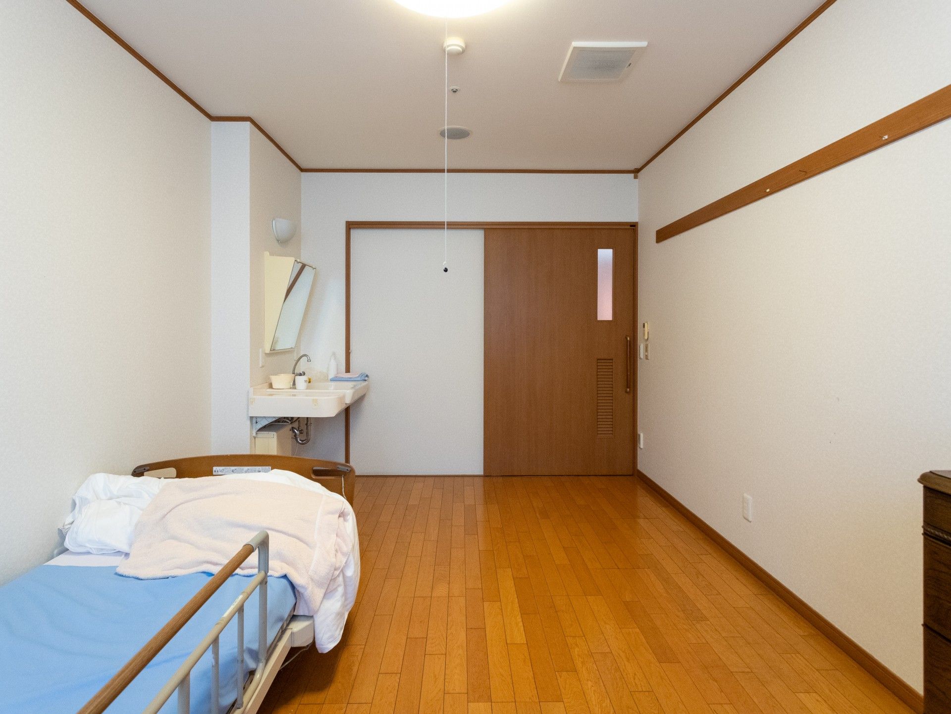 シンプルな個室の様子