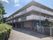 日差しが差し込む建物外観