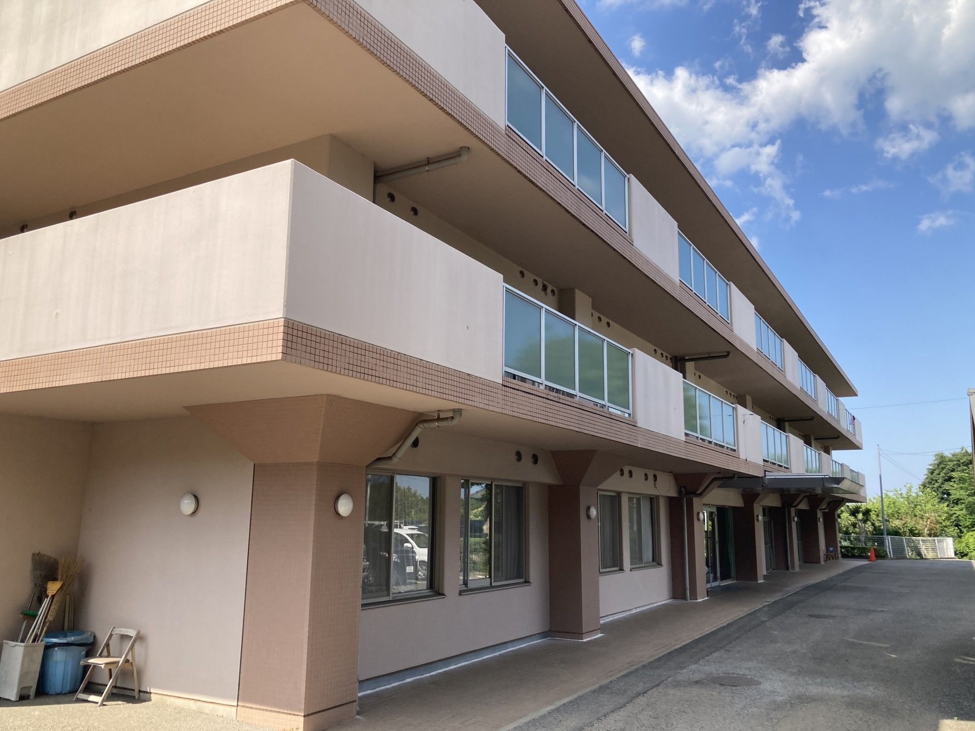 三階建ての建物外観