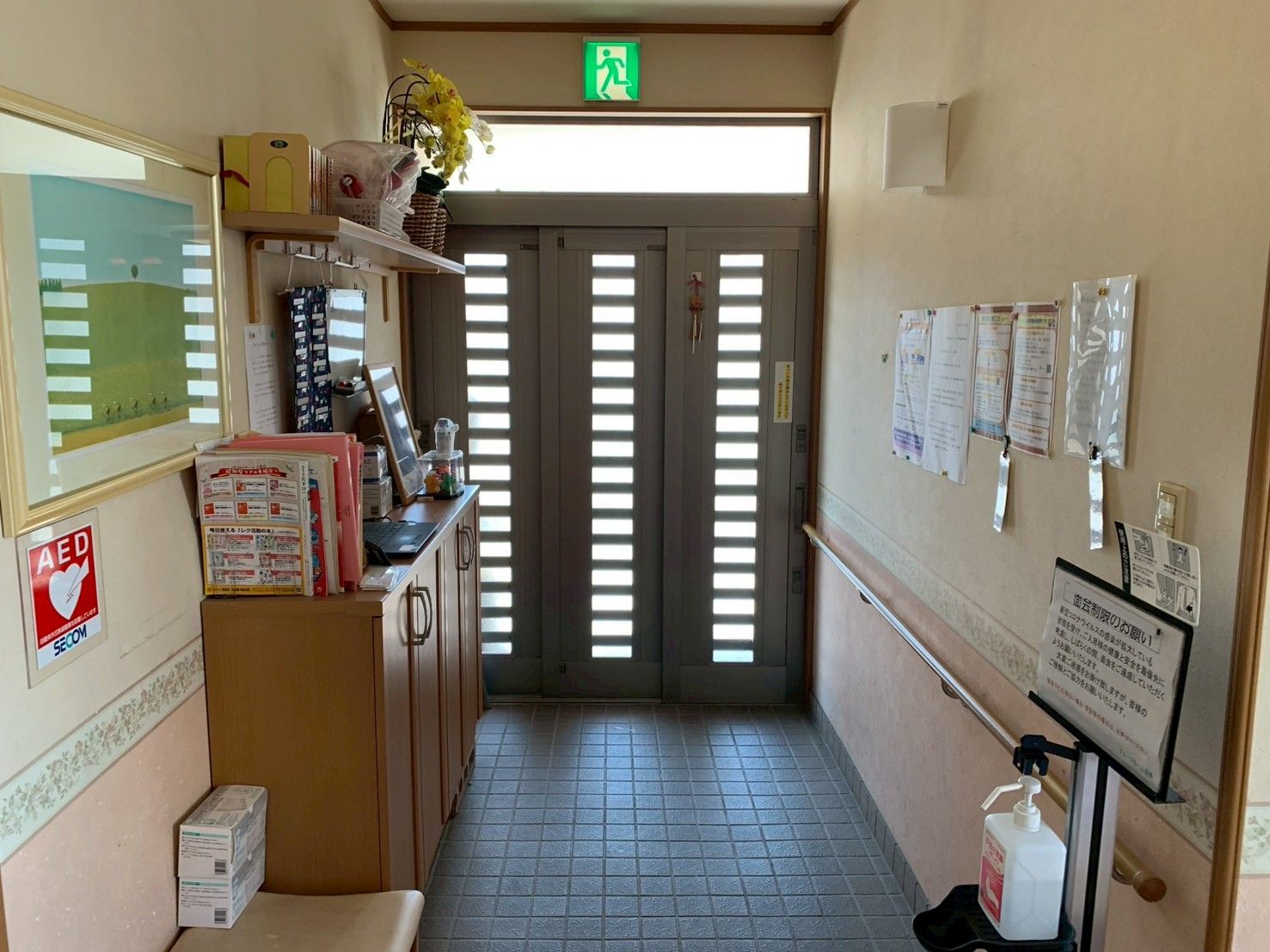 明るい廊下の出入口