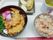 麺類とご飯が並べられている施設内のメニュー例。施設で出されている食事
