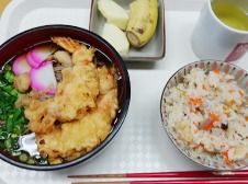 麺類とご飯が並べられている施設内のメニュー例。施設で出されている食事
