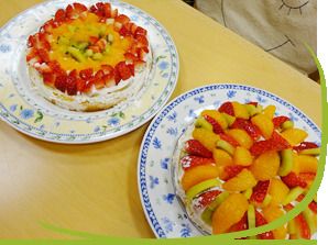 生クリームを塗ったスポンジに、苺やキウイフルーツみかんなどを飾り付けたホールケーキ