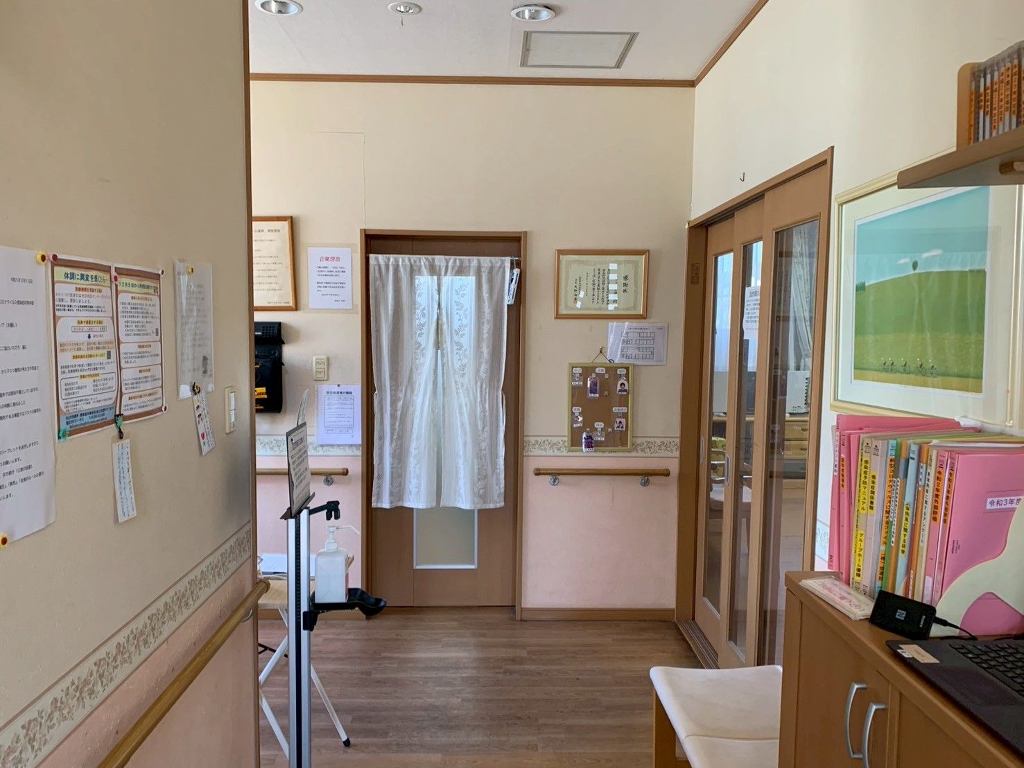 案内掲示がある廊下