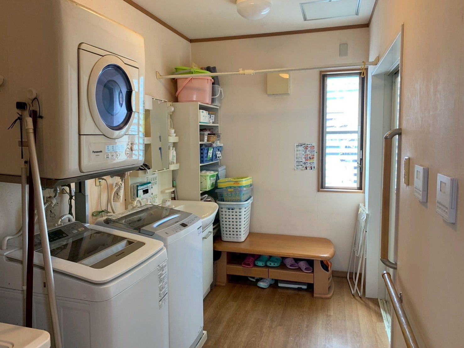 洗濯機と収納棚の部屋