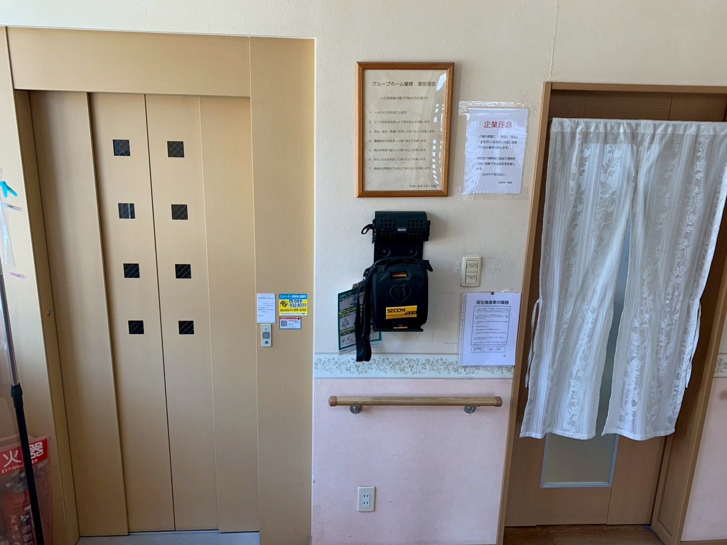 エレベーターと入口の壁
