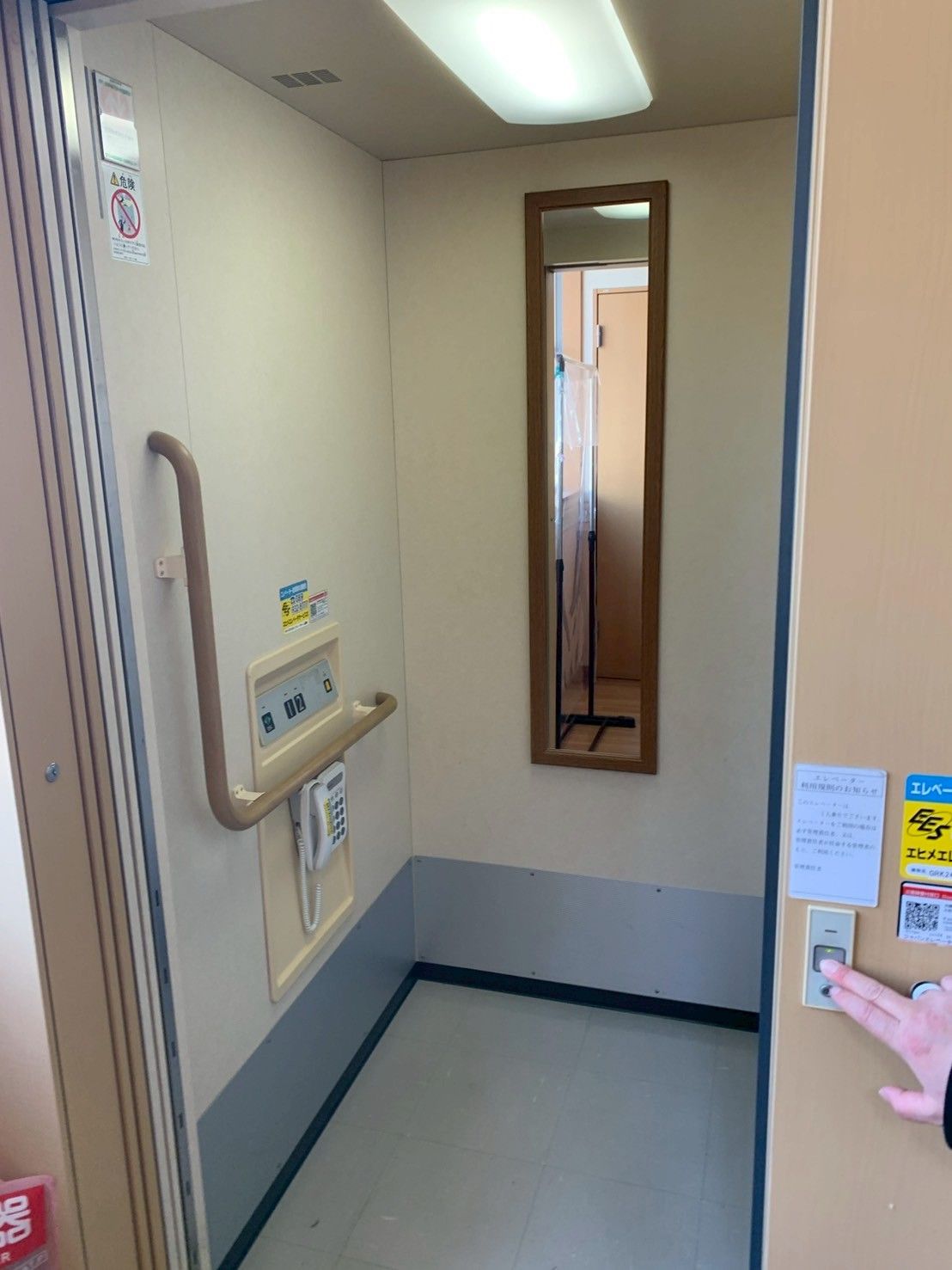 手すり付きのエレベーター
