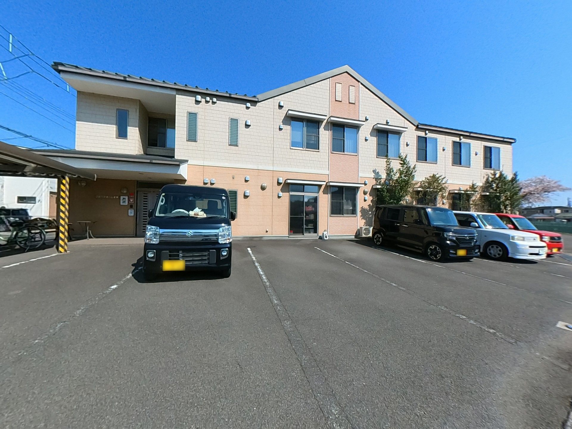駐車場のある建物外観