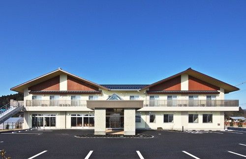広々とした施設の正面