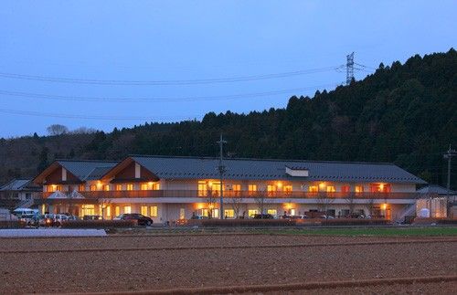 夕暮れ時の施設外観