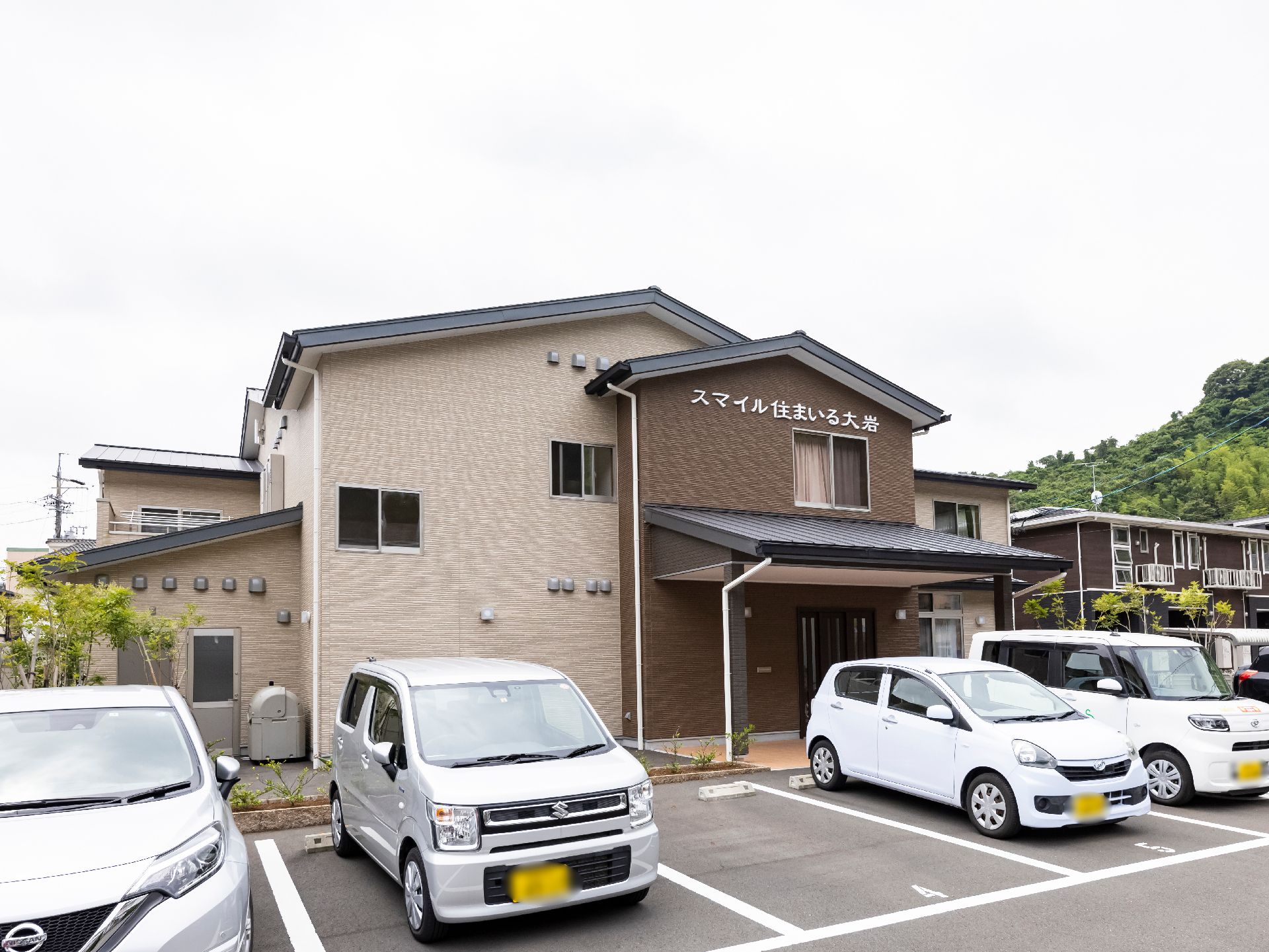 施設前で撮影された駐車場を含む施設全体の外観