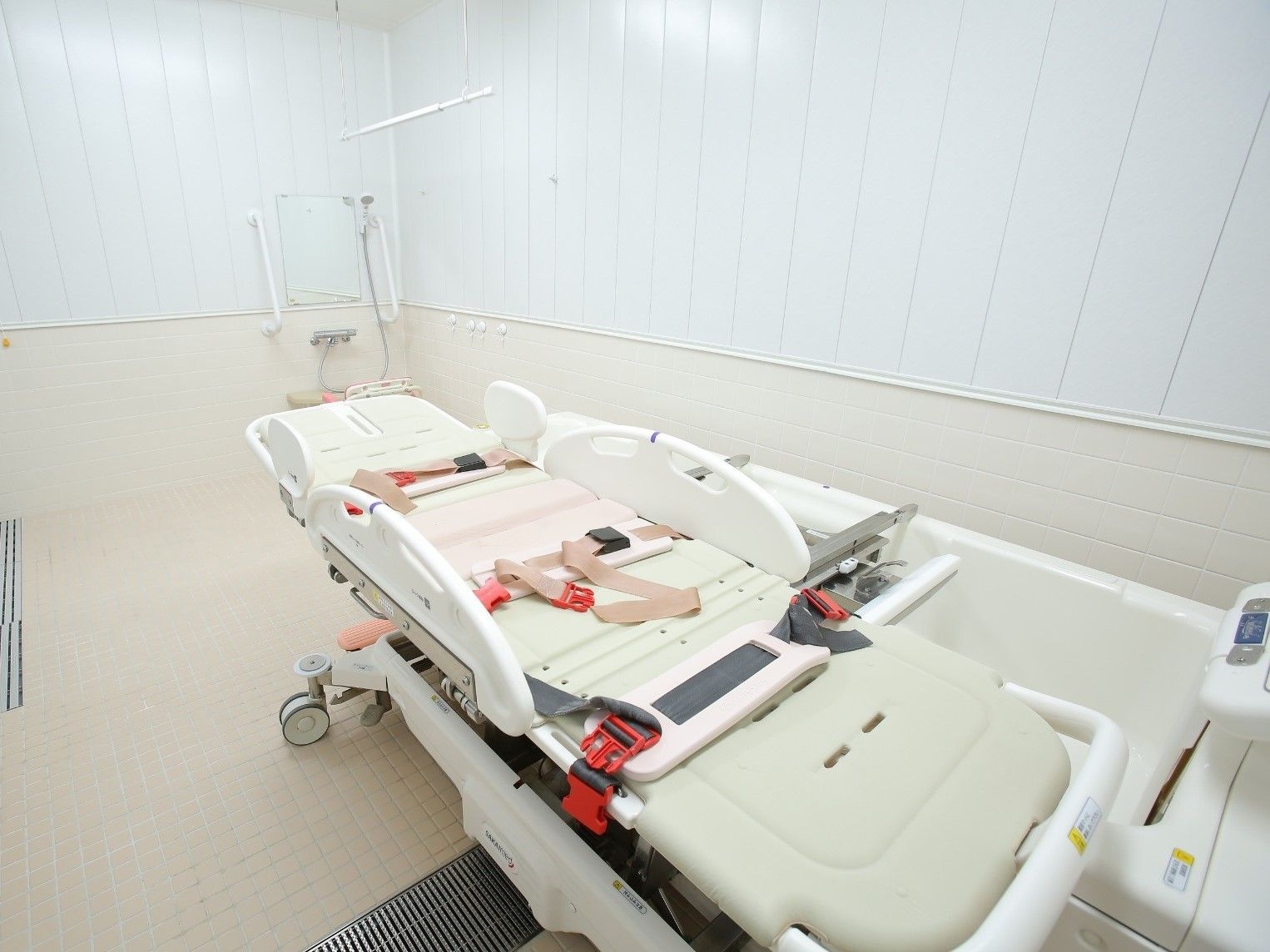 機械浴が完備され、介護度が高い人にも対応している白を基調とした浴室にはシャワーも付いている。