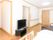 フローリングのシンプルな部屋。大きなテレビやベッドが付いている。