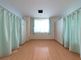 カーテンで仕切られた明るい部屋
