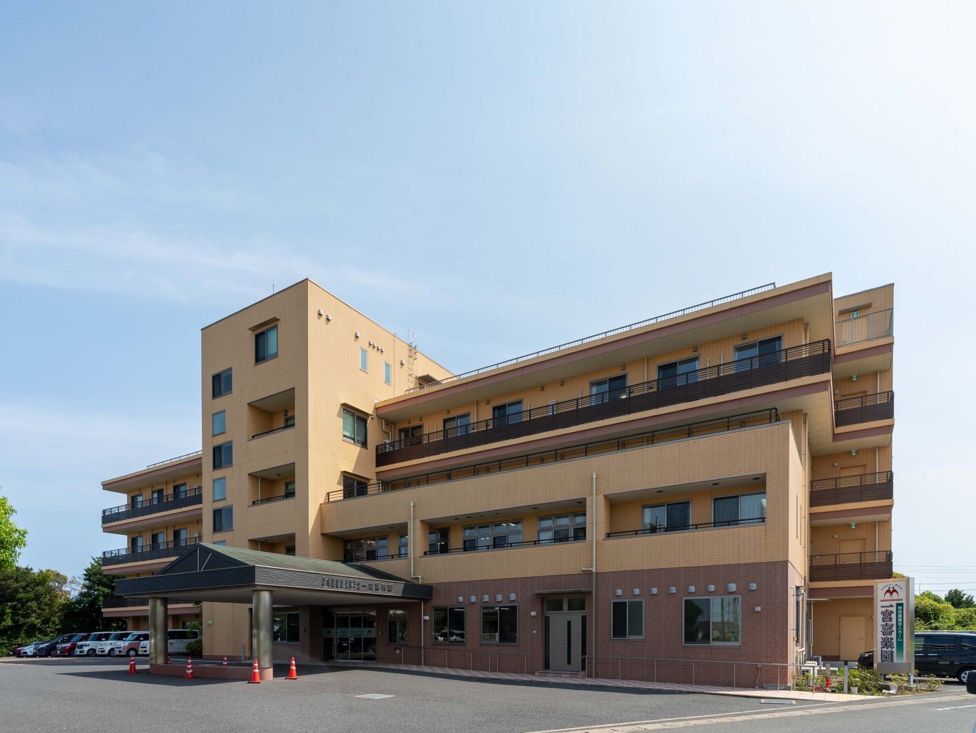 広い駐車場のある建物