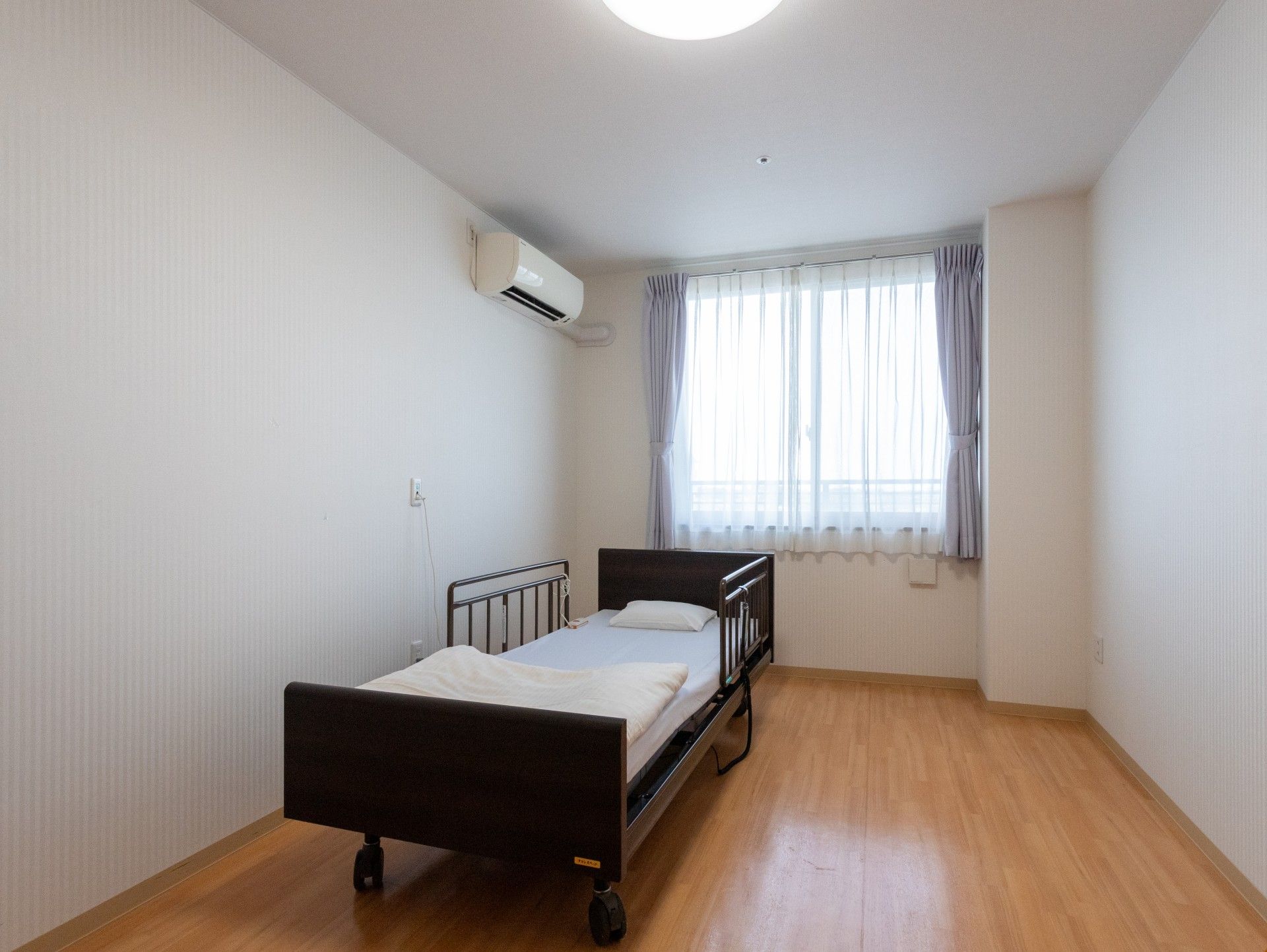 シンプルな個室の様子