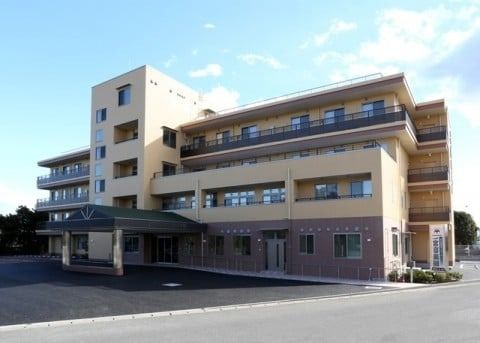日差しが差し込む建物外観