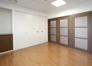 木目調の床と扉の部屋