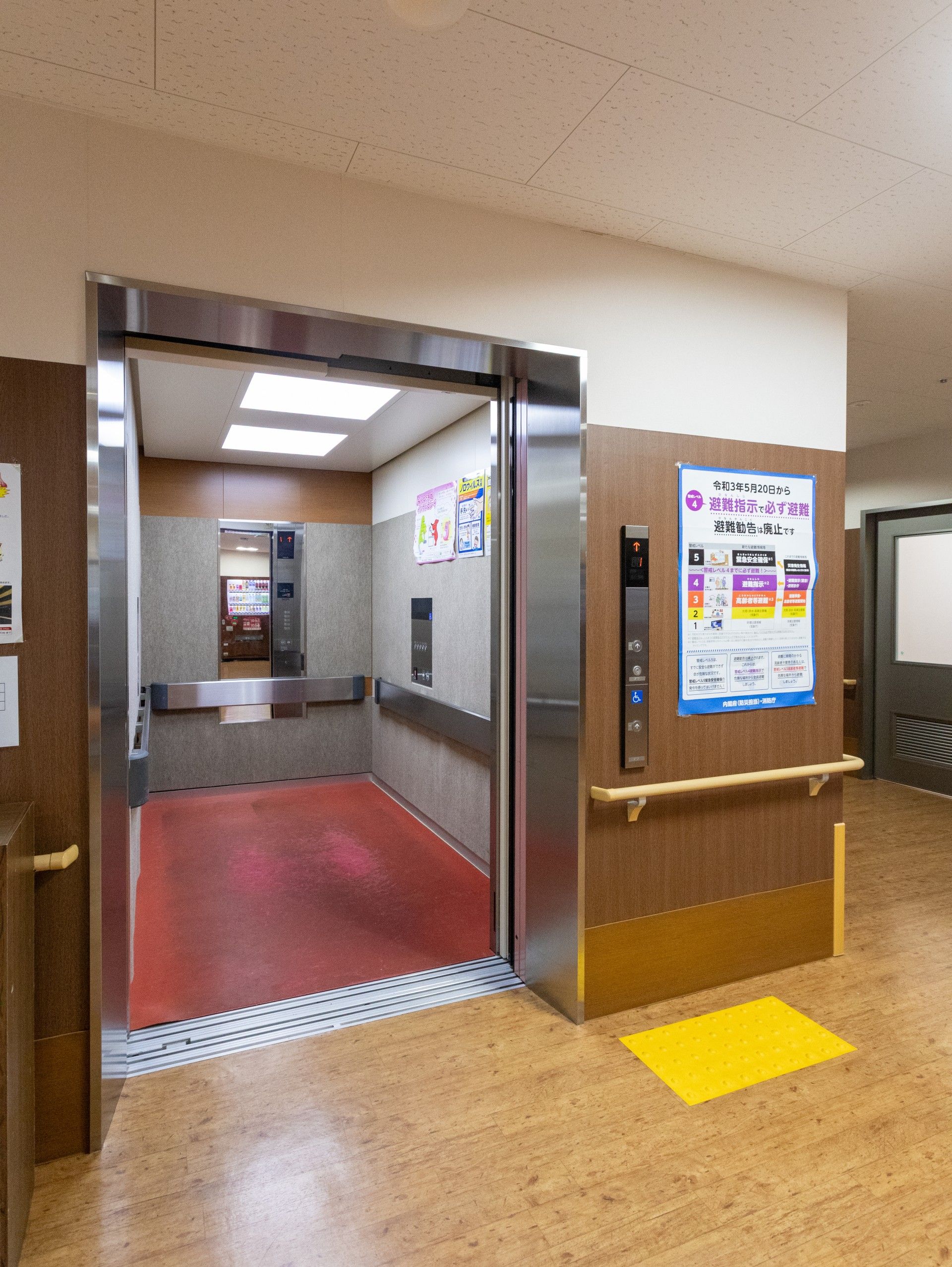 広いエレベーターの入口