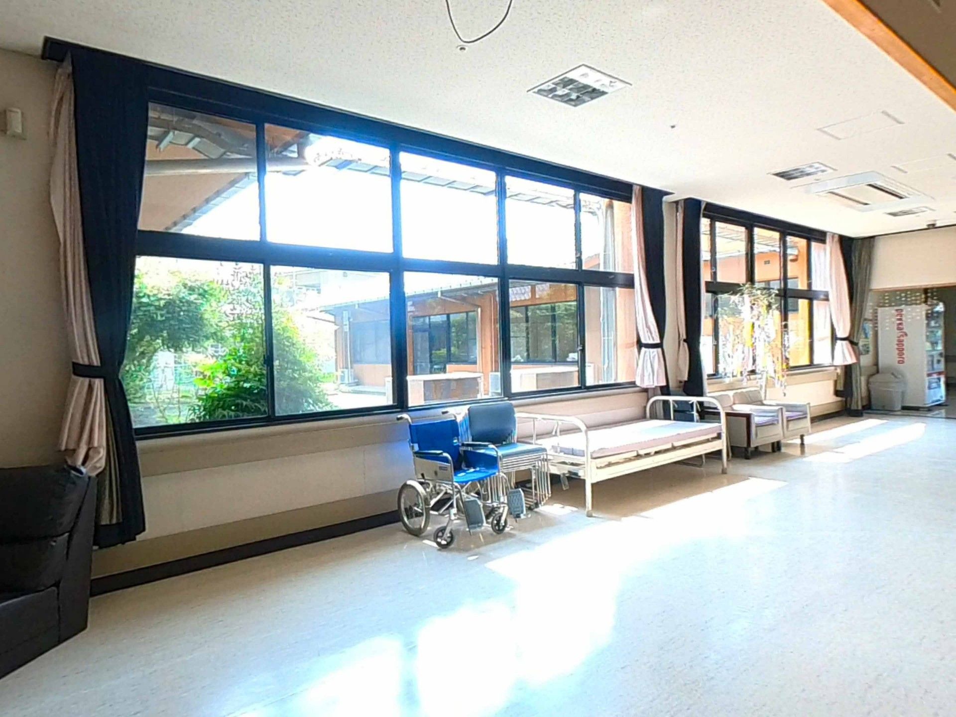 大きな窓のある部屋