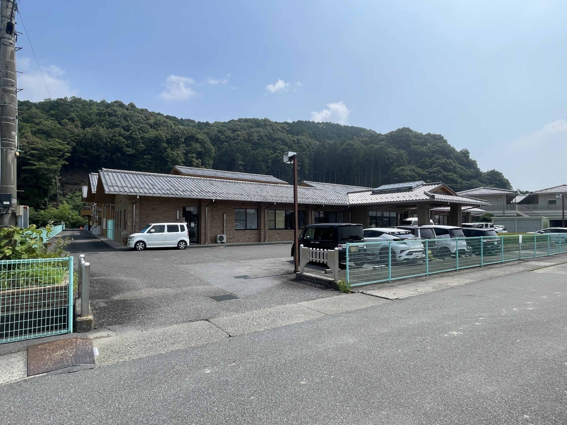 緑に囲まれた建物の外観