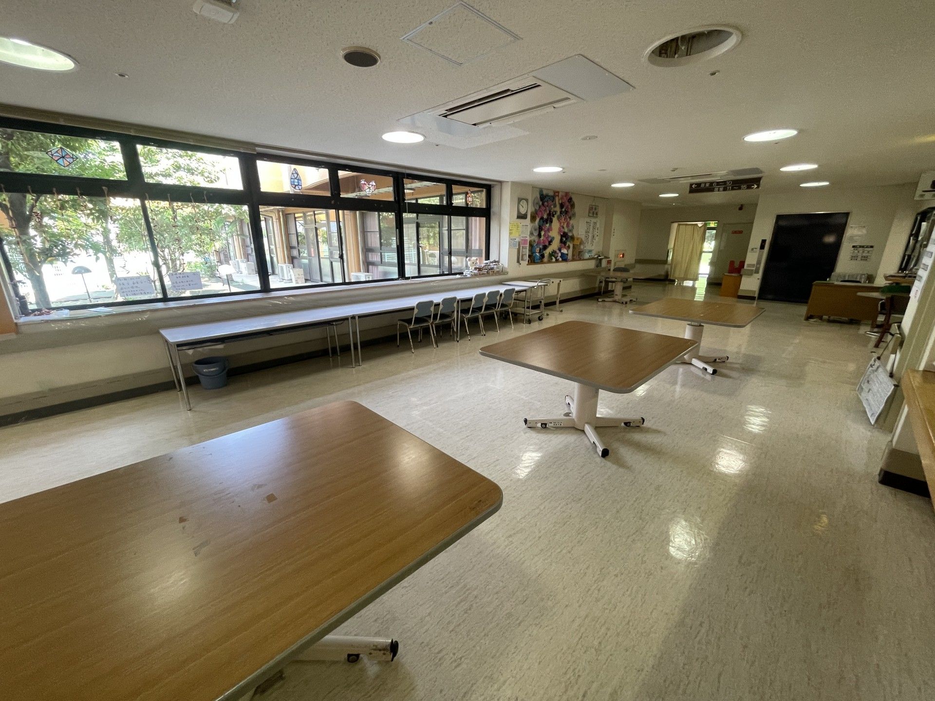 大きな窓のある広間