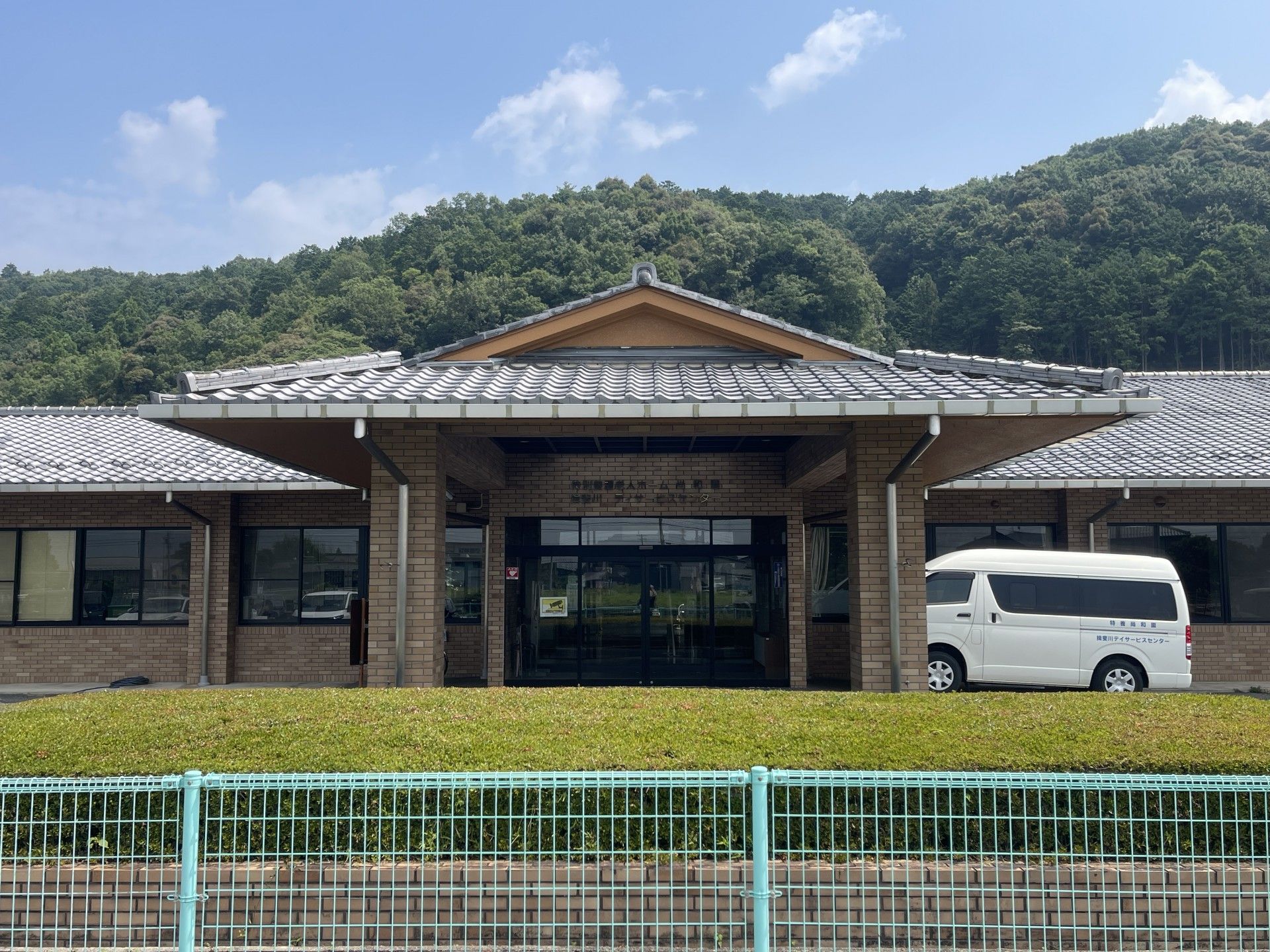 緑に囲まれた建物の外観