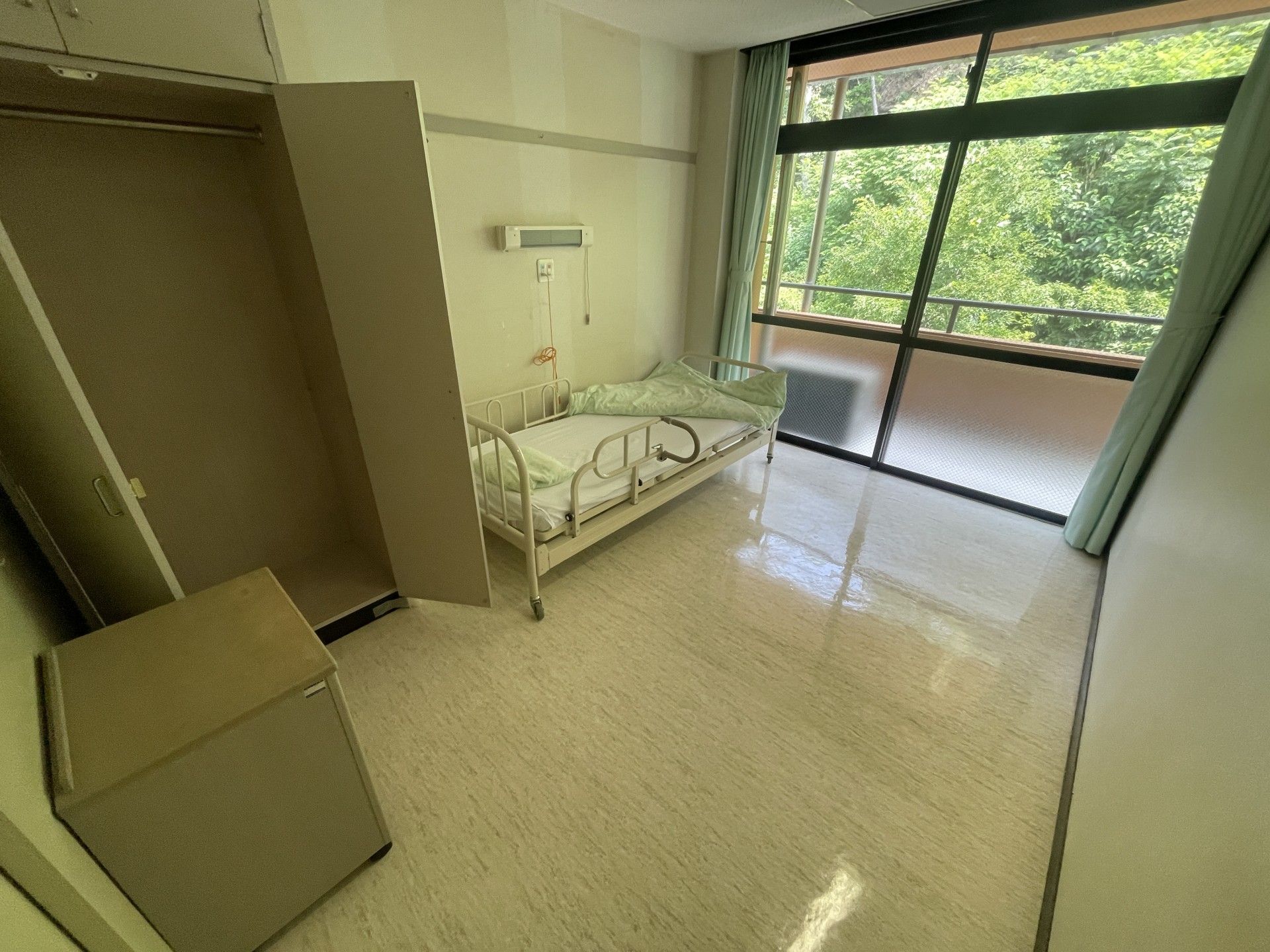 窓際のベッドルーム