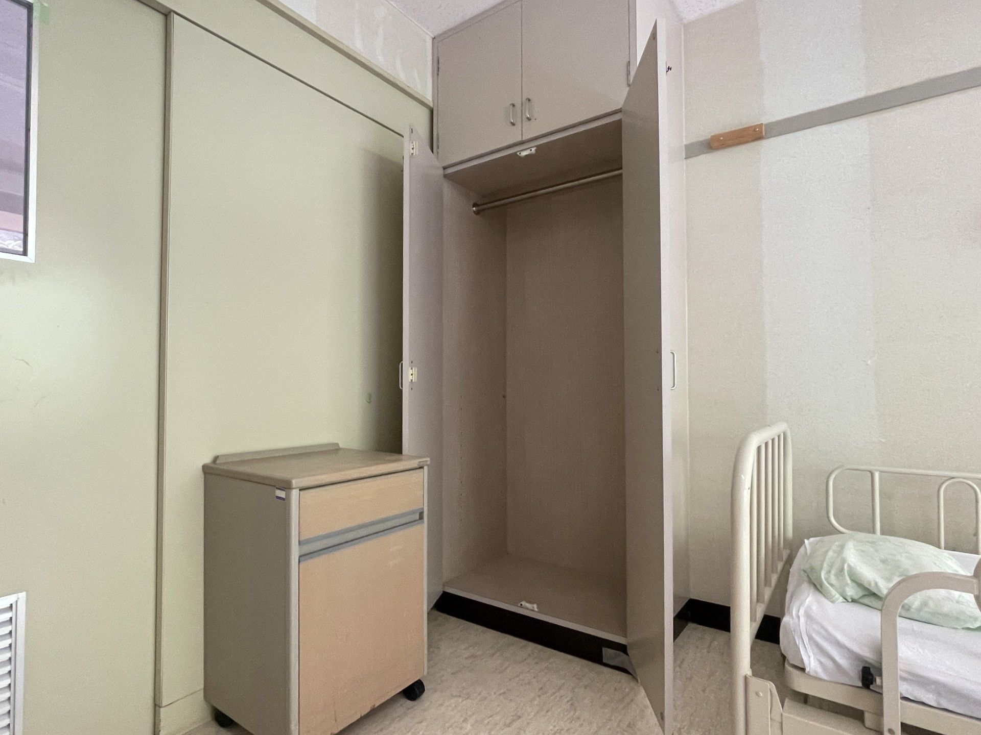 収納とベッドの一角