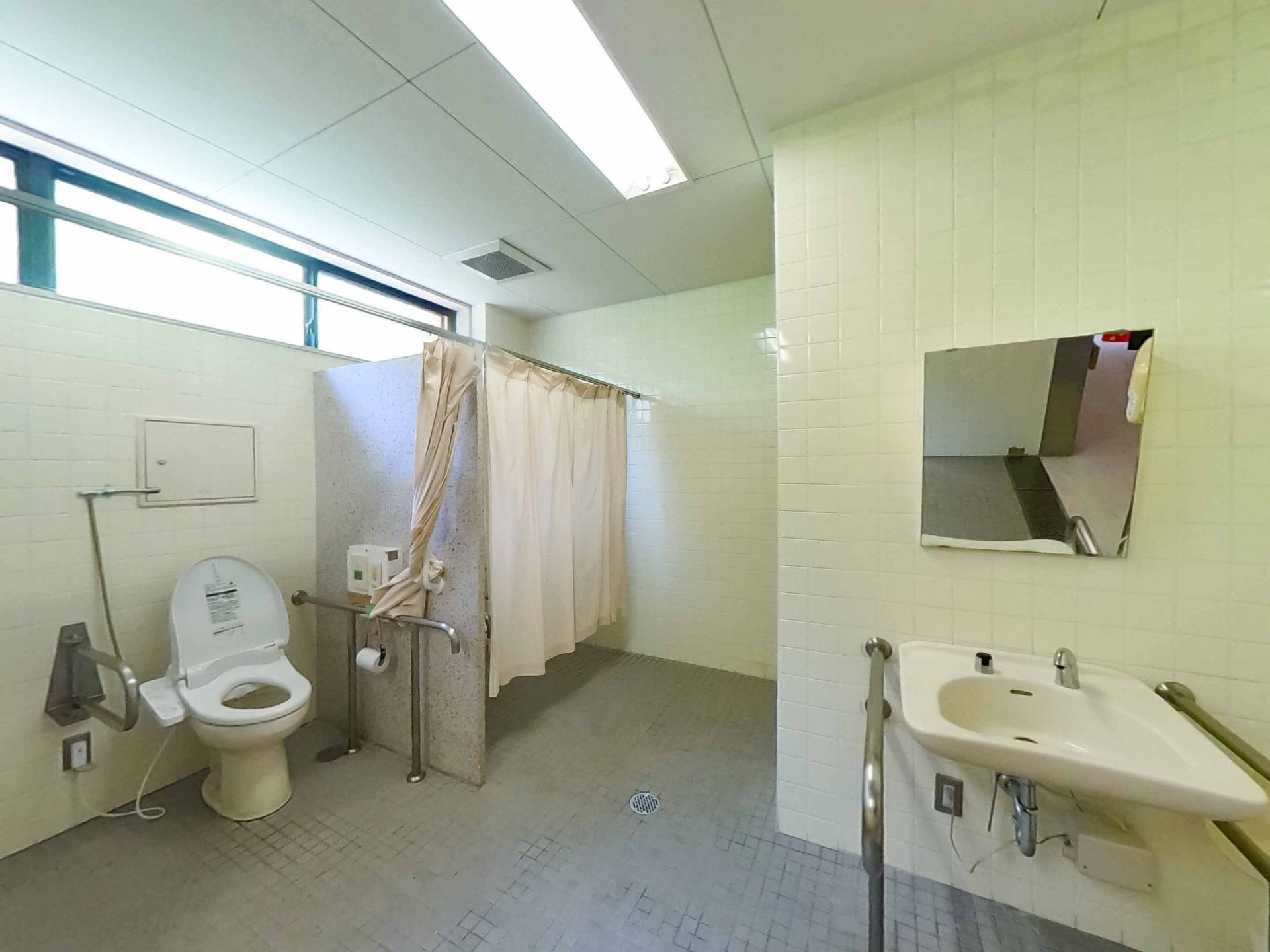 広いトイレと洗面所