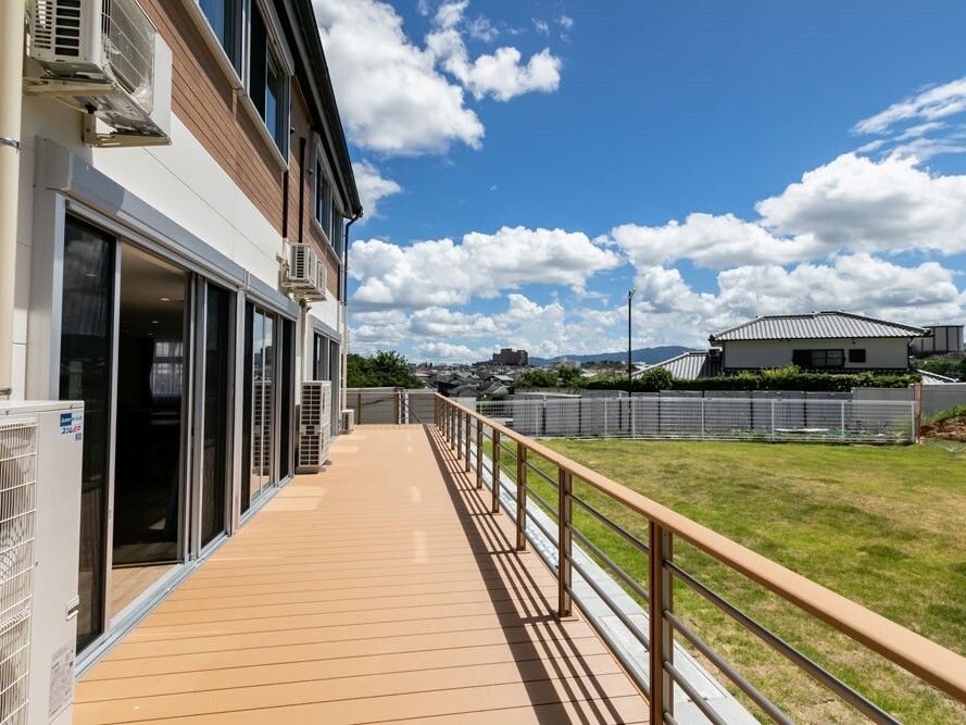 広い庭が付いた建物の共有スペースから出入りができる大きなウッドデッキのテラスも付いている。